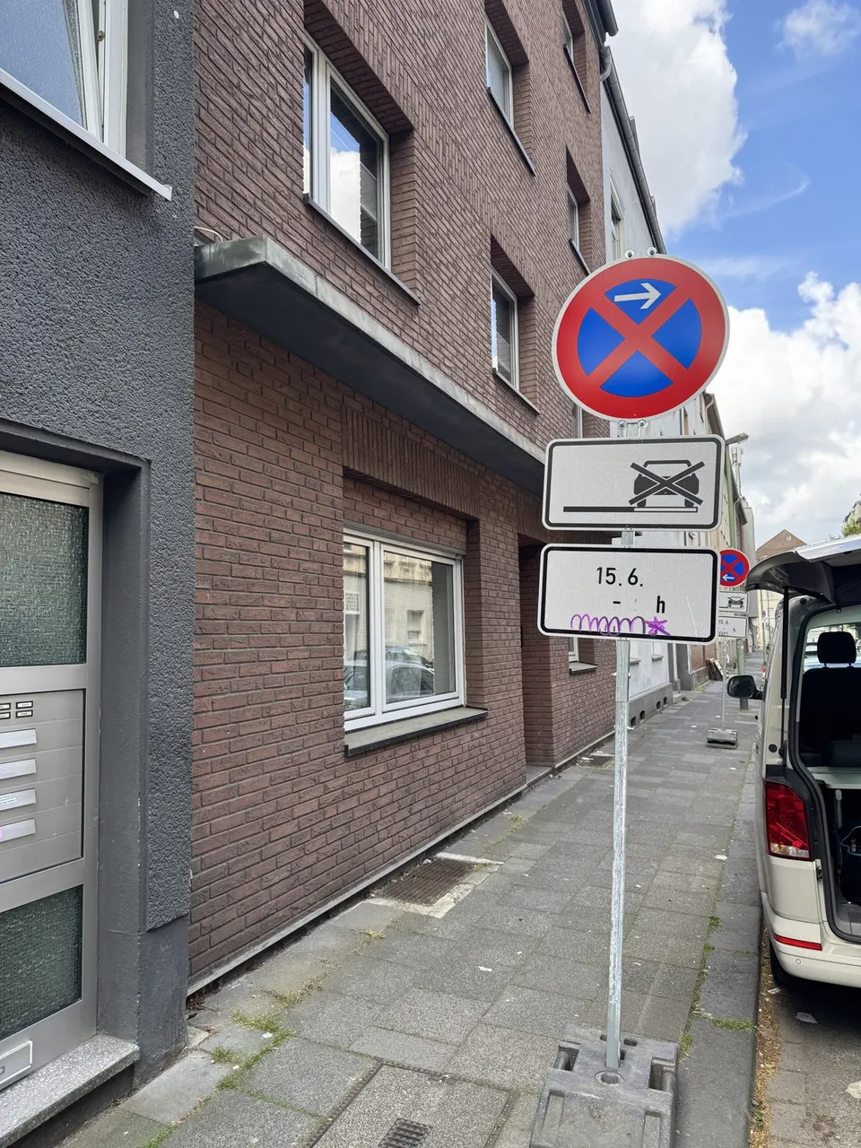 Aufgestellte Halteverbotszone mit Zusatzzeichen vor einem Mehrfamilienhaus in Duisburg