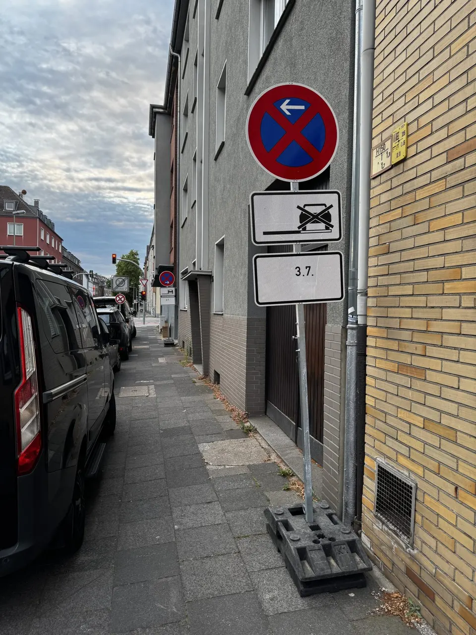 Halteverbotsschild mit Fußplatte auf dem Gehweg einer Duisburger Wohnstraße