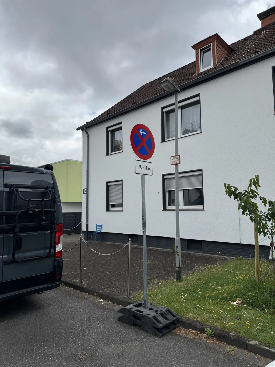 Halteverbotszone vor einem Wohnhaus in Duisburg-Rheinhausen