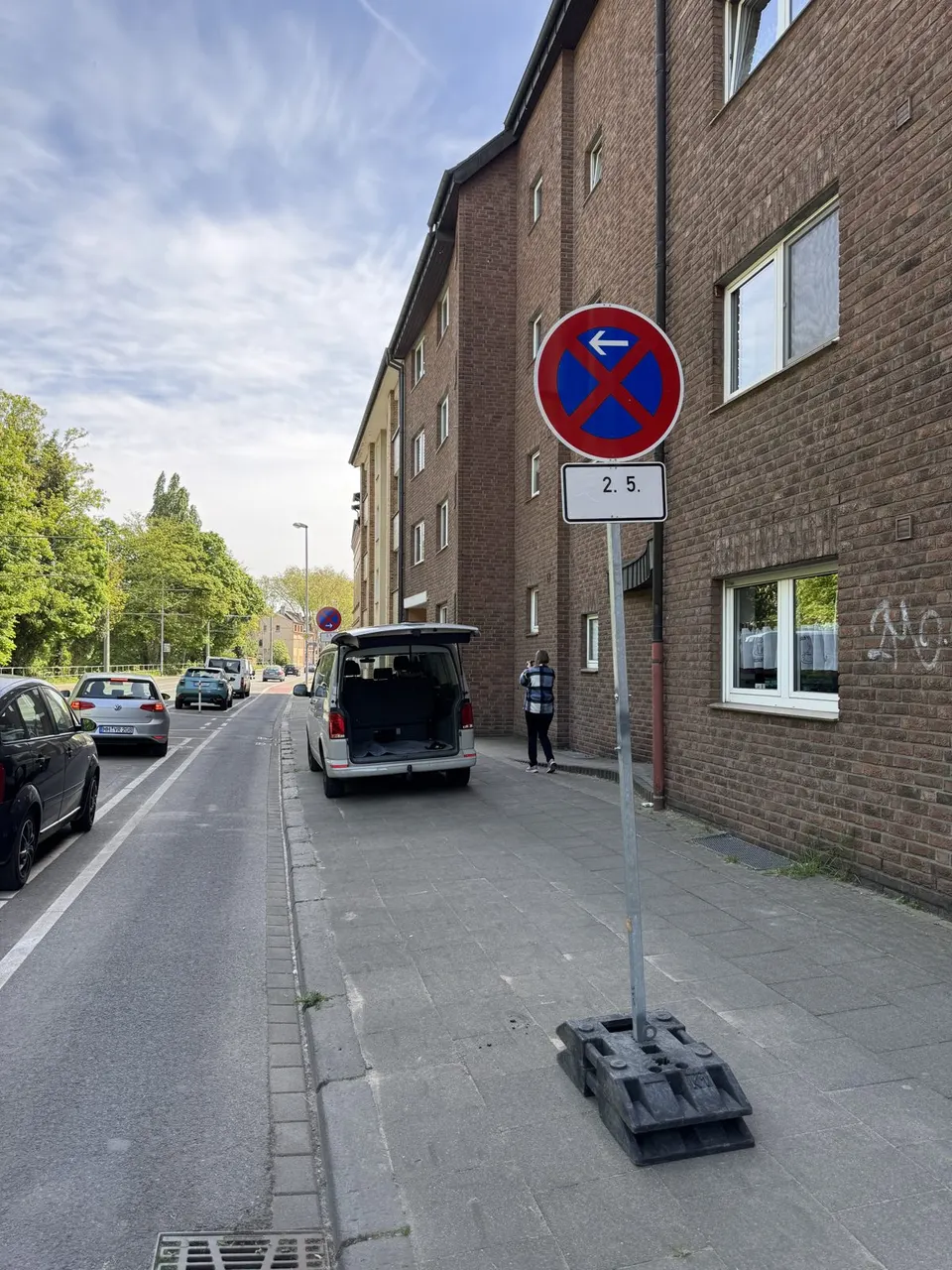 Aufgestellte Halteverbotszone in einer Wohnstraße in Mülheim an der Ruhr, davor ein Transporter beim Beladen