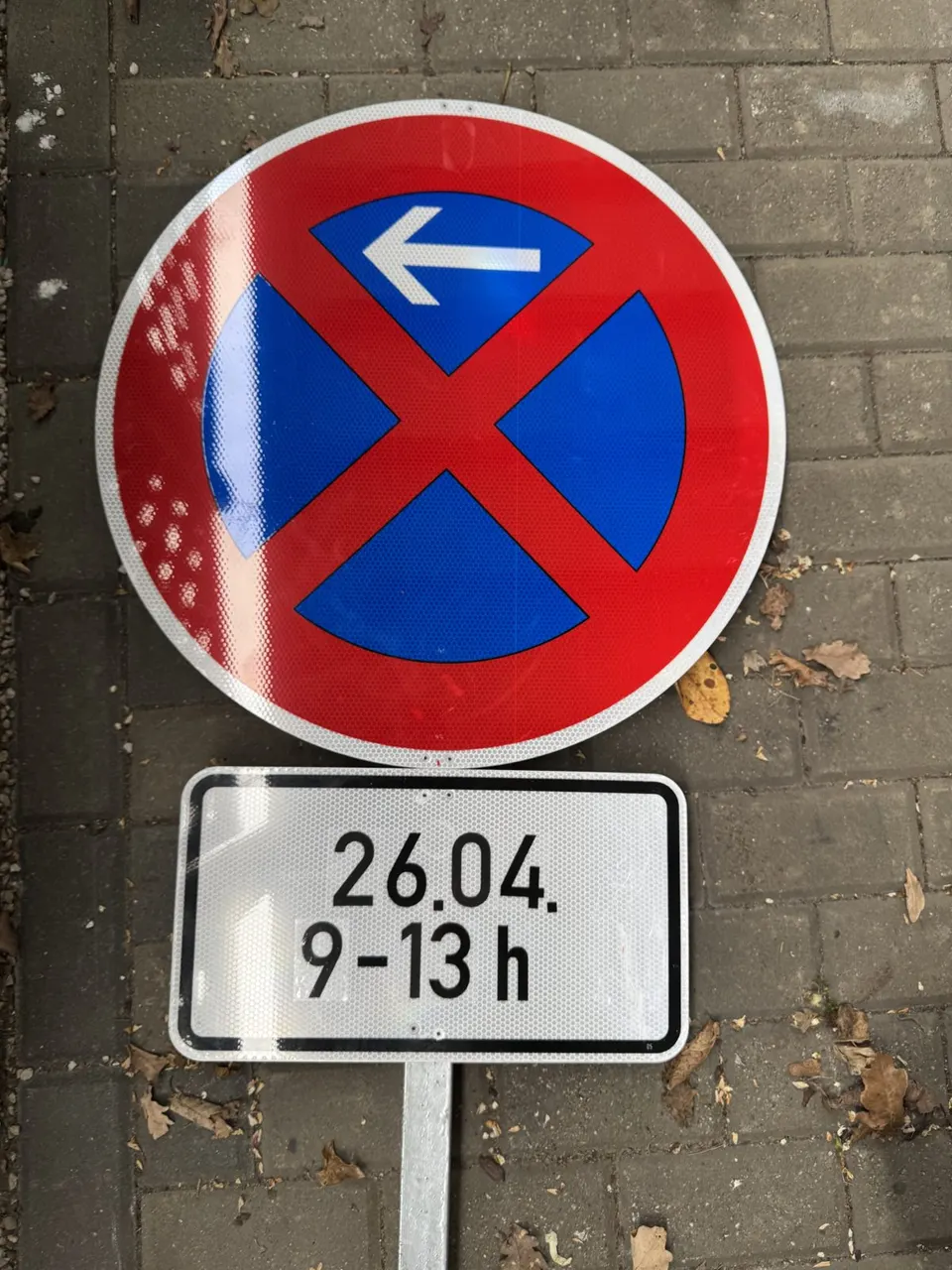 Halteverbotsschild mit gedrucktem Zusatzzeichen „26.04. 9–13 h“ in DIN-Schrift